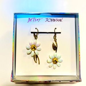 BETSEY JOHNSON EARRINGS ✨FINAL PRICE DROP✨FLORAL DAISY DESIGN FOR PIERCED EARS